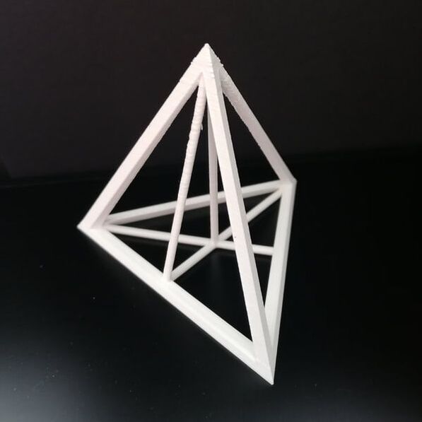 Czworościan - krawędziowych model czworościanu, wykonany metodą druku 3D, wydrukowana w bryle jest: jej wysokość, wysokość  ściany bocznej oraz dwie wysokości podstawy.