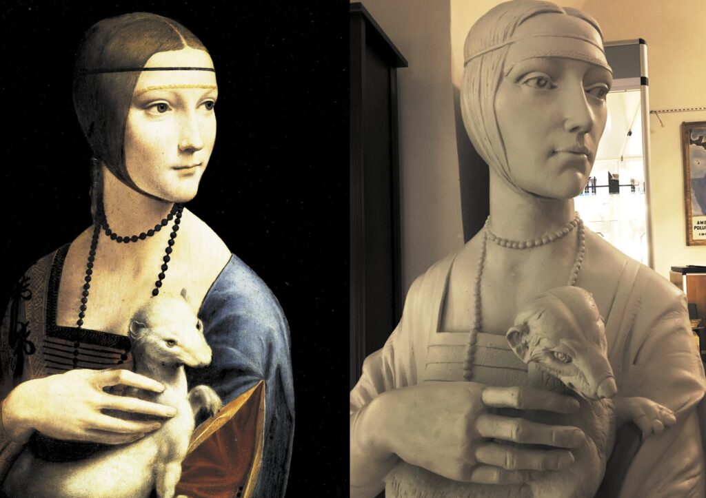 PO lewej stronie fotografia oryginalnego dzieła Leonarda da Vinci  a po prawej adaptacja obrazu do postaci rzeźby.