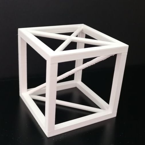 Sześcian –  krawędziowy model sześcianu, wykonany metodą druku 3D, wydrukowana w bryle jest: przekątna podstawy, dwie przecinające się przekątne podstawy górnej, przekątna bryły.