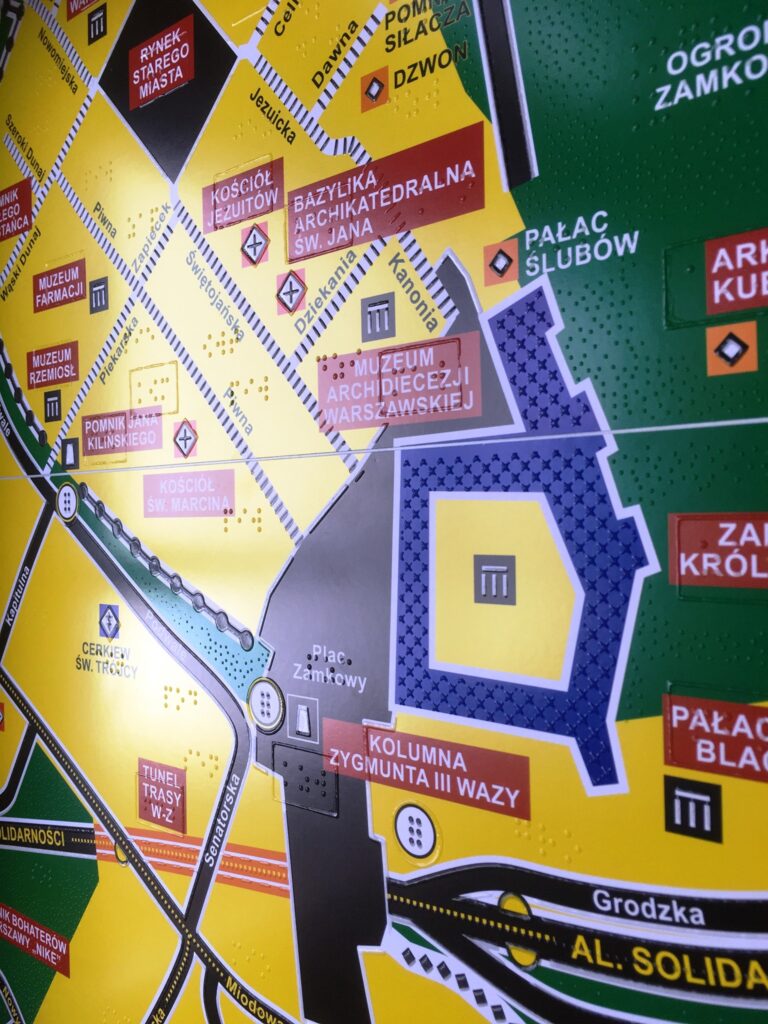 Arkusze map tyflologicznych Planu Warszawy rozłożone na podłodze - zbliżenie.