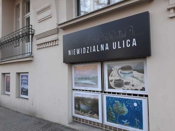 Elewacja budynku przy ulicy Matejki, na której wiszą obrazy naszych artystów.