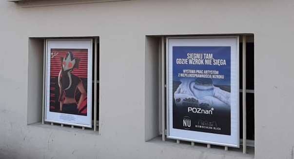 Elewacja budynku przy ulicy Matejki, na której wisi obraz wykonany przez Luizę Cieszyńską oraz plakat promujący wystawę.