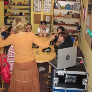 Grupa studentów podczas zajęć w pracowni z dystrybutorem dźwięków.