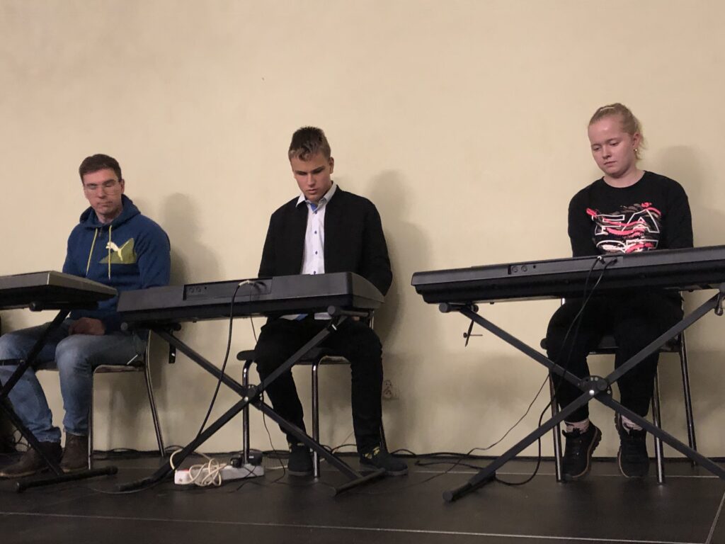 Na zdjęciu instrumentaliści, trio Filip Gościański, Lena Gucia i Pan Łukasz Mirek zagrali dla nas na pianinach