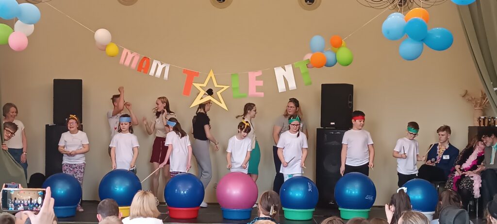 Występ uczniów z klas 1-3 SP z piłkami w kształcie bębnów