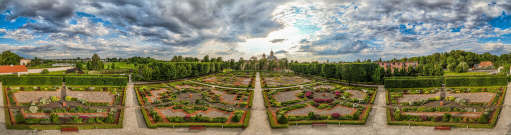 Widok panoramiczny na ogród barokowy.