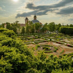 Widok z nad alei grabowej na ogród barokowy. W tle zabudowania Ośrodka.