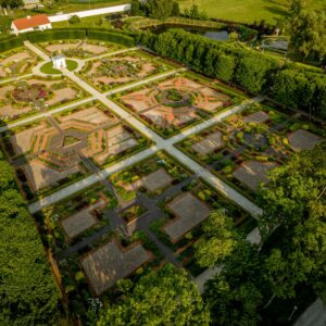Widok na ogród barokowy oraz "domek ogrodnika"