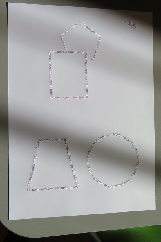 figury geometryczne, wydruk wykonany na nowej drukarce, aktywna tablica