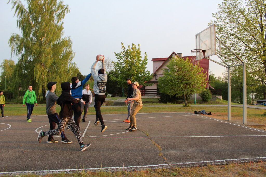Uczniowie z Owińsk ze Słowakami i Czechami podczas integracyjnego meczu w koszykówkę w Mauszu