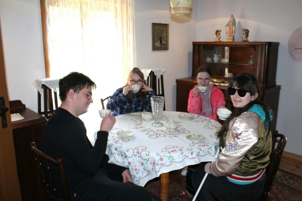 Dominik, Marlena, Julia i Katerina „na herbatce” w jednej z chałup w skansenie