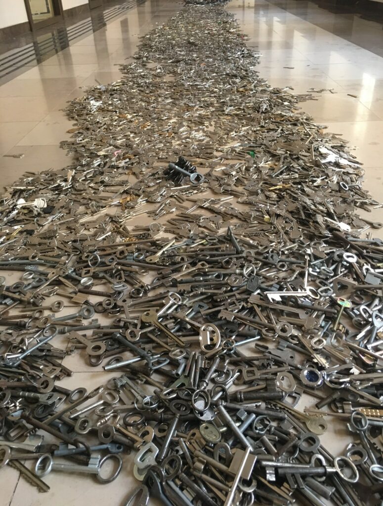 Fragment ścieżki z tysięcy kluczy na korytarzu w Ośrodku w Owińskach.