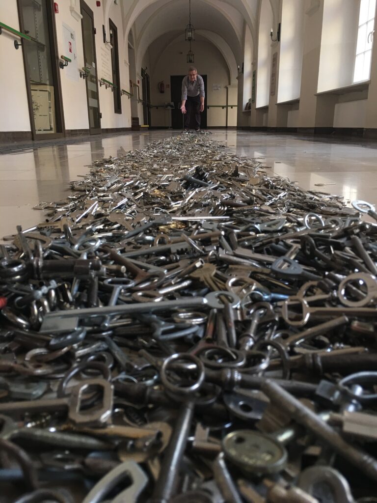 Fragment ścieżki z tysięcy kluczy na korytarzu w Ośrodku w Owińskach.