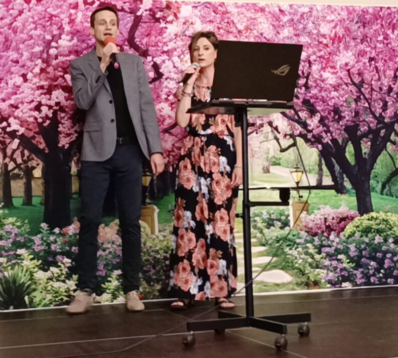 Pani Karolina i Pan Marcin śpiewają piosenkę " Kwiat jabłoni".
