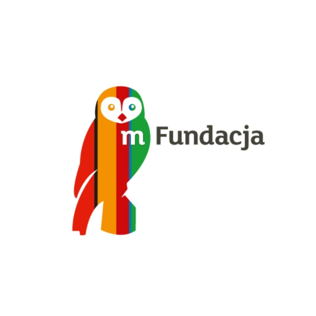 Logo Fundacji sowa w kolorowe pionowe pasy.